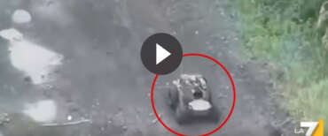 I soldati russi si arrendono ai droni e robot ucraini: la “beffa” a Putin in un video della Brigata d’assalto di Kiev