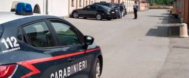 Tre nordafricani violentano due donne, i casi di Alba e di Ravello: il padre della vittima 15enne tenta di aggredire l’uomo