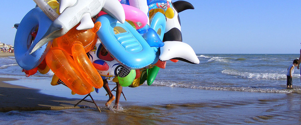 vietato dire vu cumpr224 in spiaggia la treccani boccia la definizione e8217 una forma di razzismo