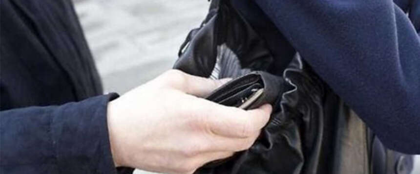Clamoroso a Napoli: coppia di turisti tedeschi scippa il portafoglio a un operaio napoletano. Bottino misero: 50 euro Clamoroso a Napoli: coppia di turisti tedeschi scippa il portafoglio a un operaio napoletano. Bottino misero: 50 euro