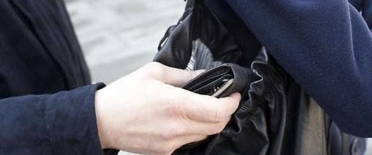 Clamoroso a Napoli: coppia di turisti tedeschi scippa il portafoglio a un operaio napoletano. Bottino misero: 50 euro Clamoroso a Napoli: coppia di turisti tedeschi scippa il portafoglio a un operaio napoletano. Bottino misero: 50 euro