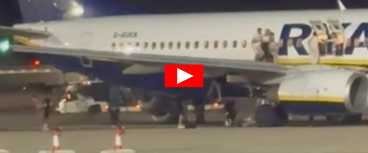 Panico a Palma di Maiorca: incendio su un aereo Ryanair, i passeggeri si lanciano dalla scaletta (video) Panico a Palma di Maiorca: incendio su un aereo Ryanair, i passeggeri si lanciano dalla scaletta (video)