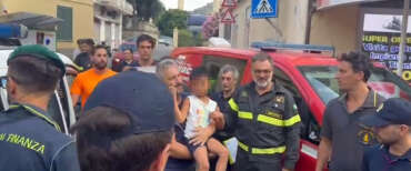“Dai!”. Le lacrime dei volontari che hanno trovato il piccolo Allan tra i rovi (video). Meloni: enorme gioia