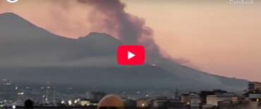Incendio sul Vesuvio: le fiamme hanno raggiunto i 1050 metri e stanno divampando per 2 chilometri (video)
