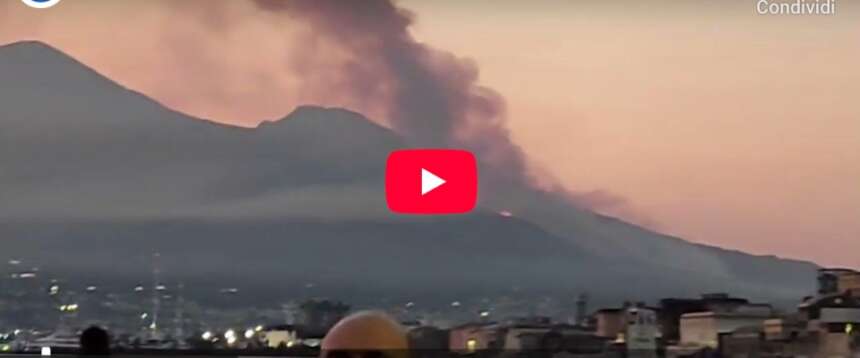 Incendio sul Vesuvio: le fiamme hanno raggiunto i 1050 metri e stanno divampando per 2 chilometri (video) Incendio sul Vesuvio: le fiamme hanno raggiunto i 1050 metri e stanno divampando per 2 chilometri (video)