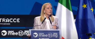 Standing ovation per Meloni al Meeting di Rimini (video): “Un onore essere qui. Con noi l’Italia è un modello di stabilità”