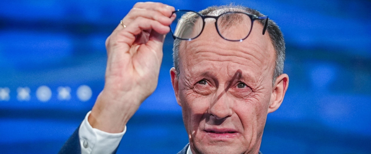 Merz, il trucco c’è si vede: spunta un conto da 12mila euro per capelli e look, pagato dai contribuenti tedeschi