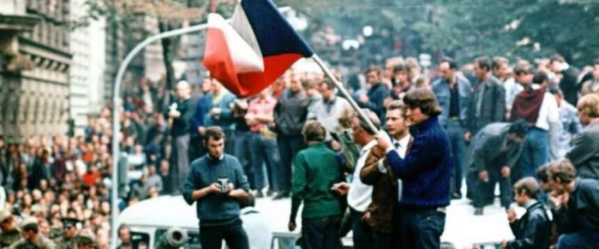 Primavera di Praga, quando i sovietici schiacciarono la libertà nel sangue. FdI: “Ricordiamo i giovani ribelli europei”