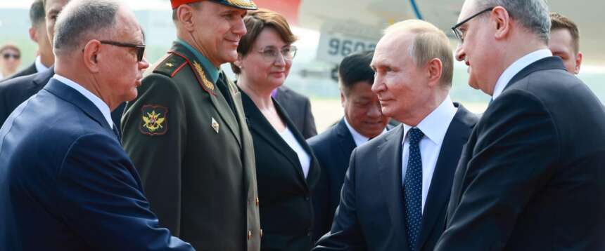 Trump rilancia un trilaterale tra Putin e Zelensky, intanto però lo zar stringe l’asse con la Cina