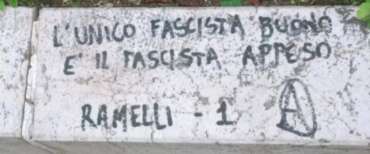 Brescia, gli anarchici vandalizzano una lapide in memoria di Ramelli. FdI: «Gesto grave, vile e increscioso»