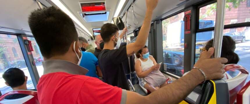Roma, passeggero marocchino aggredisce con una sega l’autista del mezzo che lo sgrida perché sta fumando sul bus