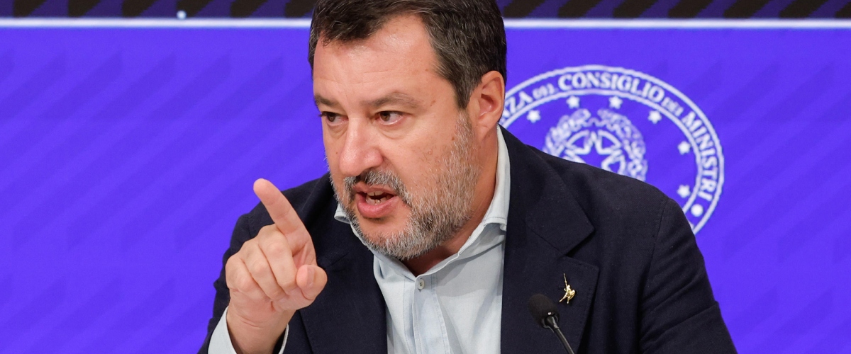 Soldati in Ucraina, Salvini sferza Macron: “Si attacchi al tram, si metta caschetto e giubbetto e vada lui al fronte”