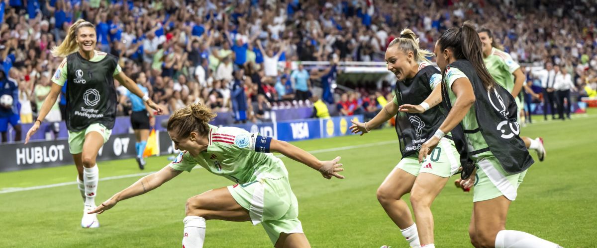 La riscossa del calcio femminile: boom di tesserate, tifose e ricavi. Palla al centro per le ragazze La riscossa del calcio femminile: boom di tesserate, tifose e ricavi. Palla al centro per le ragazze