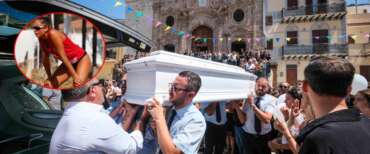 A Capaci l’ultimo saluto a Simona Cinà tra applausi e lacrime. Lutto cittadino per la pallavolista