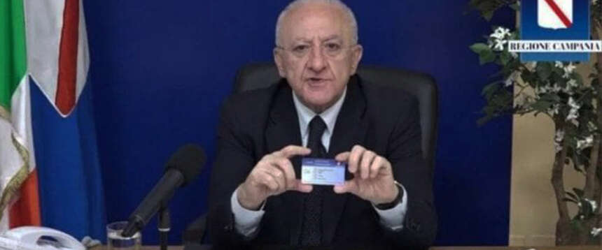 Campania da ridere: De Luca spedisce la Covid Card 4 anni dopo la fine della pandemia. FdI: “Maxi sprechi”