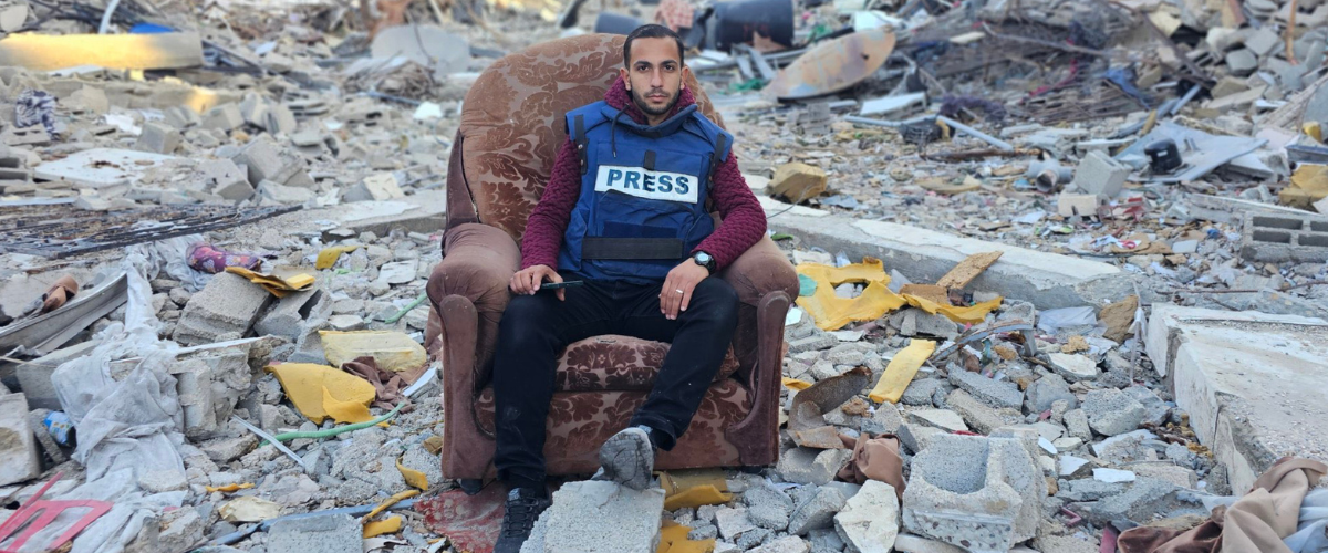 Strage di giornalisti a Gaza, chi era Anas al Sharif, il corrispondente di Al Jazeera ucciso nel raid israeliano Strage di giornalisti a Gaza, chi era Anas al Sharif, il corrispondente di Al Jazeera ucciso nel raid israeliano