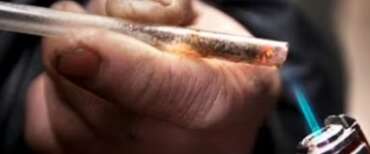 Il Pd ha fatto crack anche a Parma: altre 314 pipe per i tossicodipendenti. FdI presenta una denuncia
