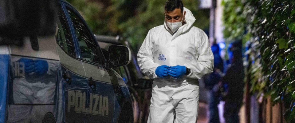Prato, perquisizione in un locale cinese: trovata droga e sei irregolari. Denunciato il titolare Prato, perquisizione in un locale cinese: trovata droga e sei irregolari. Denunciato il titolare