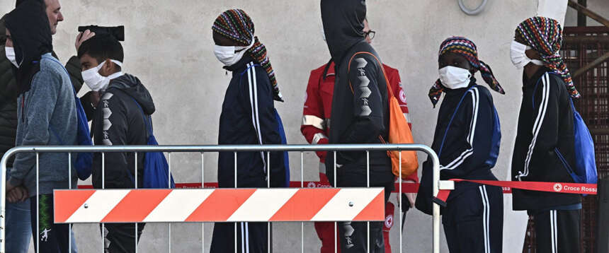 Migranti, sbarchi calati del 60% in estate: il mare calmo aiuta gli scafisti, ma vince la linea dura del governo Migranti, sbarchi calati del 60% in estate: il mare calmo aiuta gli scafisti, ma vince la linea dura del governo