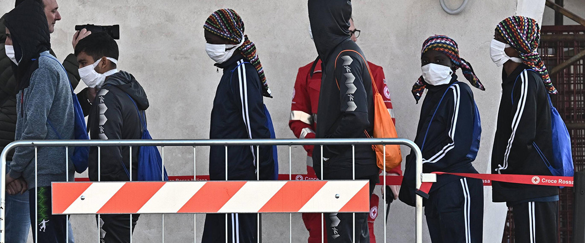 Migranti, sbarchi calati del 60% in estate: il mare calmo aiuta gli scafisti, ma vince la linea dura del governo