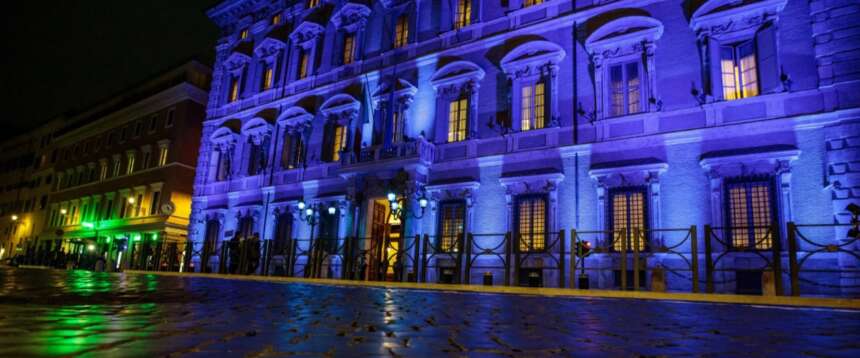 Coppia tedesca aggredita da una gang nordafricana vicino al Senato: lei molestata, lui pestato Coppia tedesca aggredita da una gang nordafricana vicino al Senato: lei molestata, lui pestato