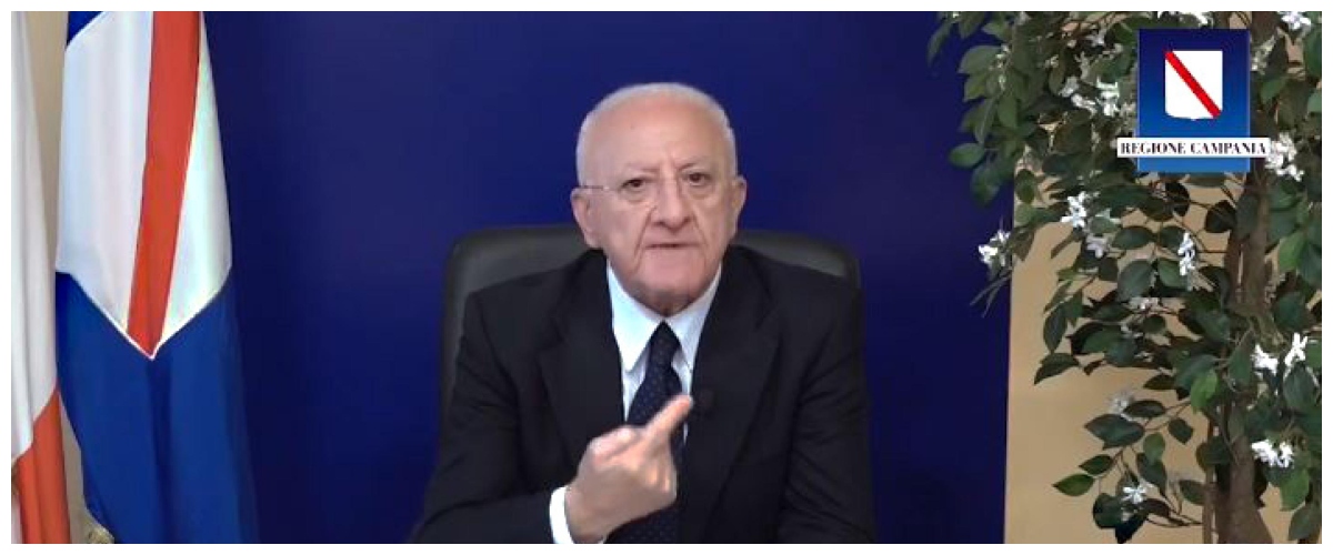De Luca va in ferie e attacca il Pd e Decaro: “C’è chi è al quinto mandato e hanno bloccato la legge per il terzo”