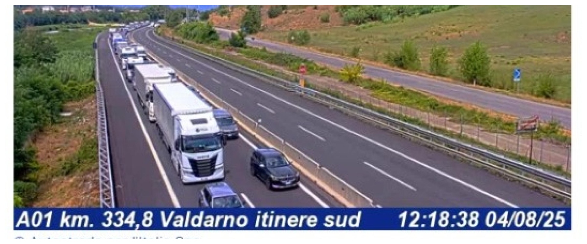 tir invade la carreggiata ad arezzo e investe un8217 ambulanza e un camper tre morti e diciotto feriti nell8217impatto