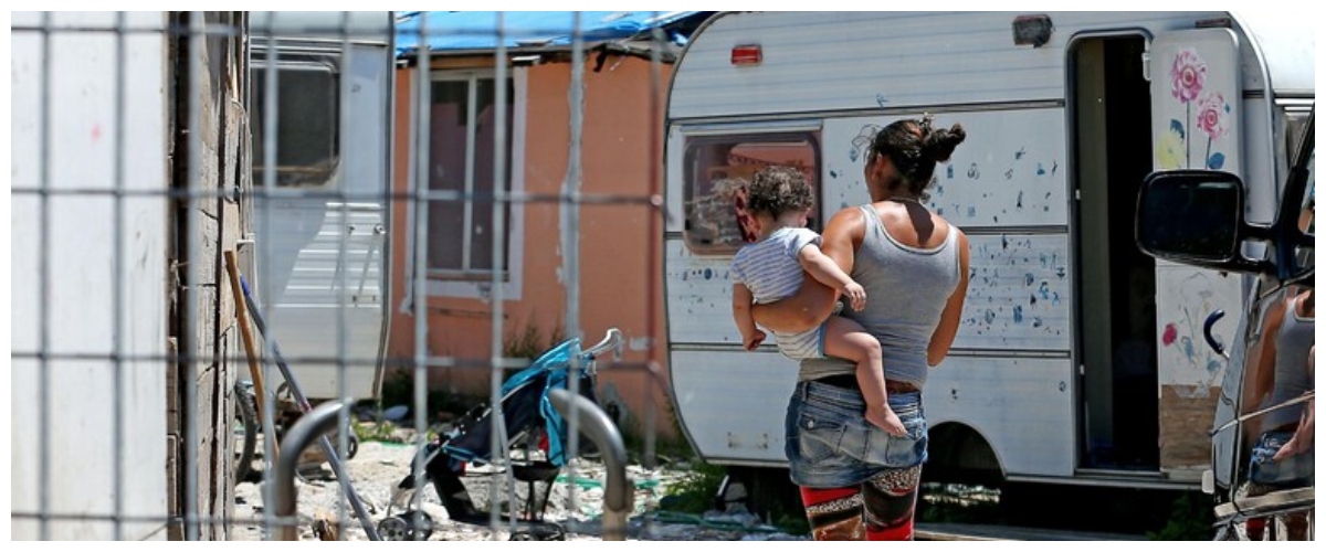 Blitz al campo nomadi di Roma, identificate 292 persone. FdI: “Tutelare bambini e adolescenti”