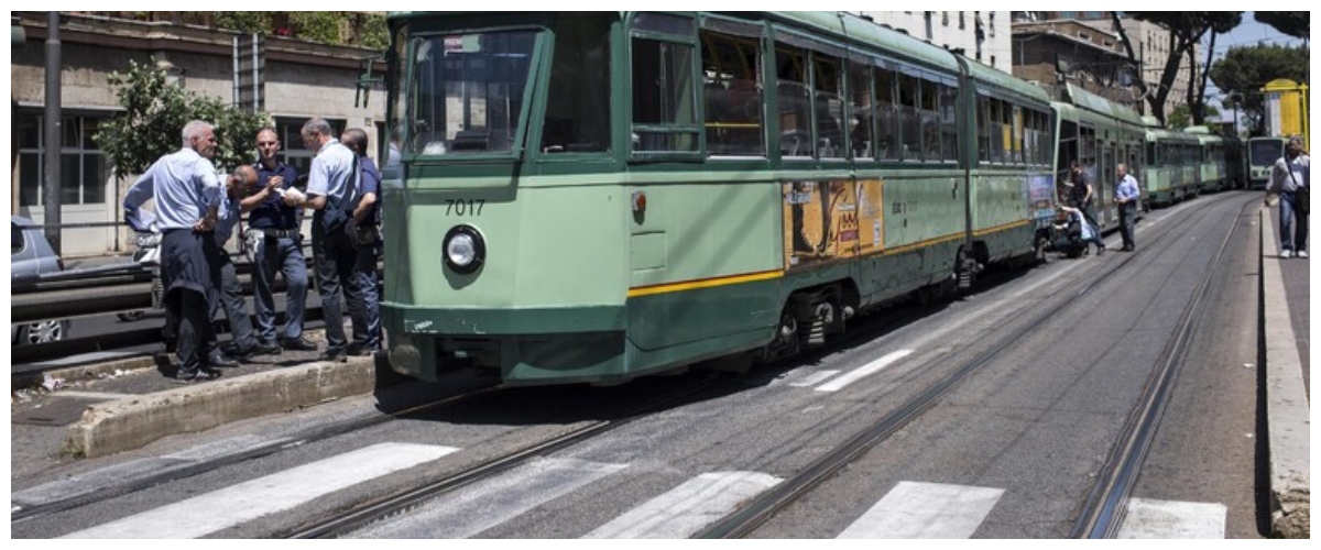 tram in fiamme a trastevere il degrado eterno di roma e la storia inventata di gualtieri