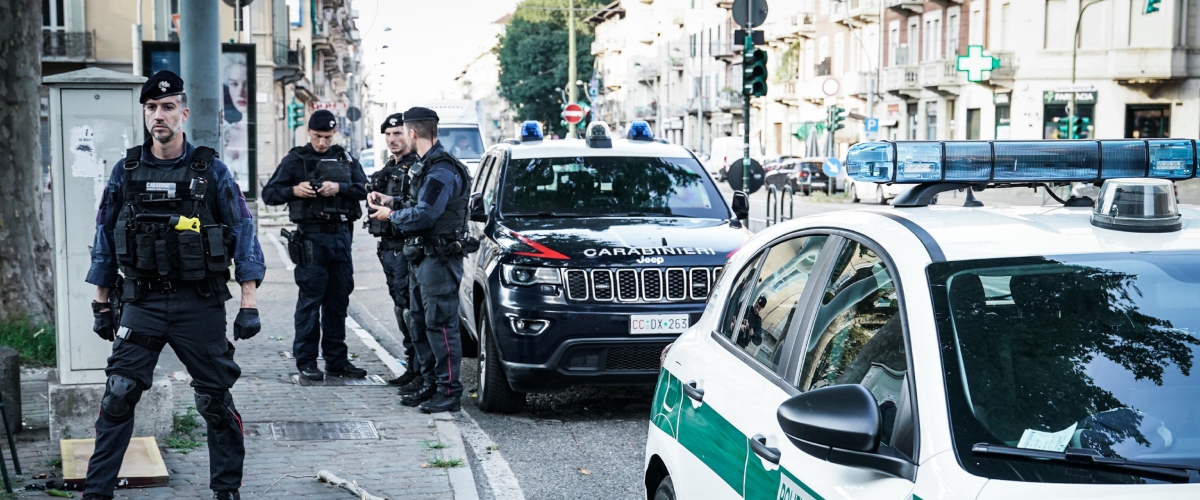 Segue due ragazzine in casa e le violenta minacciandole con un cacciavite. Orrore a Sesto San Giovanni
