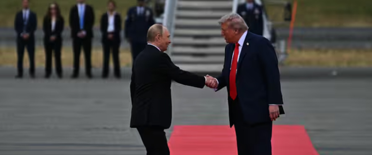 Trump accoglie Putin, storica stretta di mano: il mondo col fiato sospeso nella notte dei lunghi coltelli