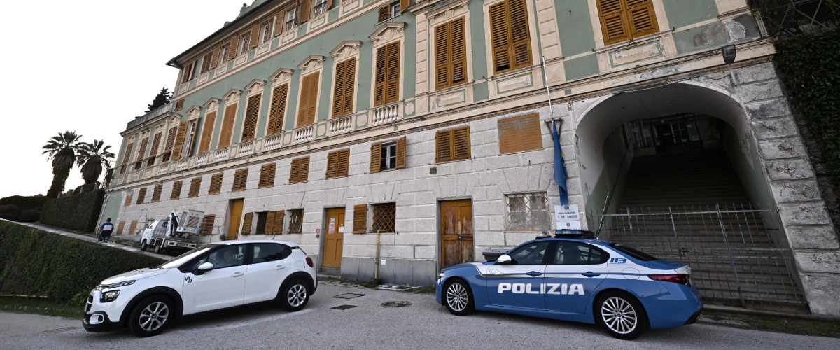 Genova, bambino precipitato a scuola, aperto un fascicolo per abbandono di minori: gli inquirenti cercano i responsabili Genova, bambino precipitato a scuola, aperto un fascicolo per abbandono di minori: gli inquirenti cercano i responsabili