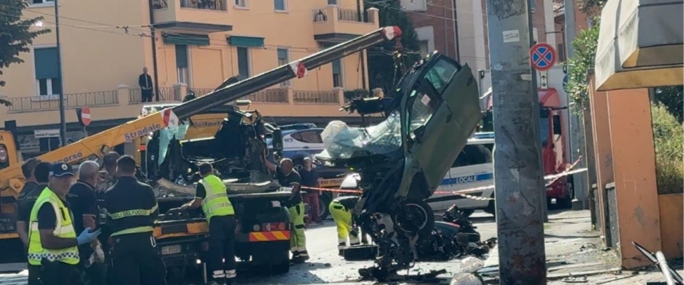 Il “metodo Ramy” costa la vita a un 18enne albanese: ruba un’auto, non si ferma all’alt della Polizia e si schianta su un palo