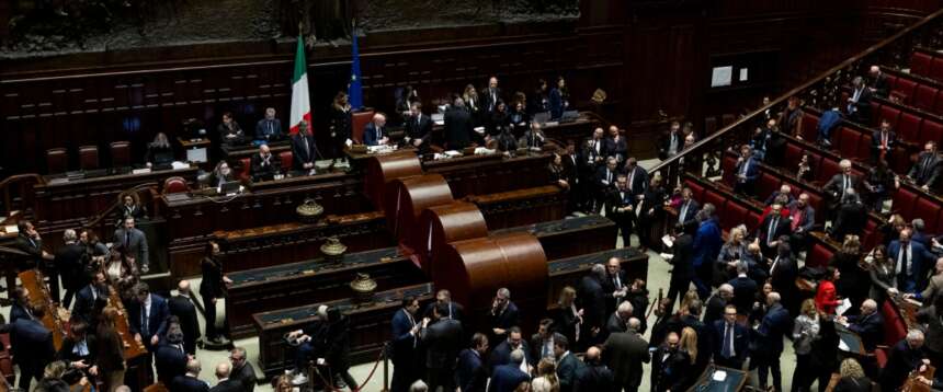 Notte di fuoco alla Camera sulla giustizia. Sinistra in tilt tra “pianti” e veleni. Boldrini dà i numeri