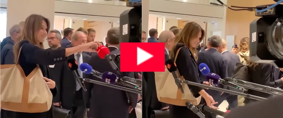 Il video della crisi di nervi di Carla Bruni col microfono strappato al cronista fa il giro del web. E Sarkozy muto