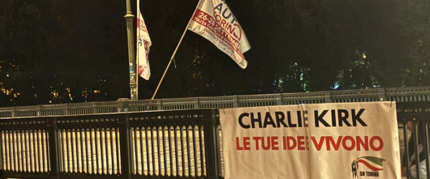 Torino, i militanti di Gioventù nazionale ricordano Charlie Kirk con uno striscione: “Le tue idee vivono”