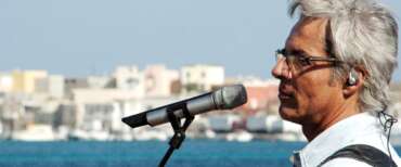Lo sbarco di Baglioni a Lampedusa costerà 800mila euro. Bufera sulla giunta Pd, ma “Claudio canterà gratis”