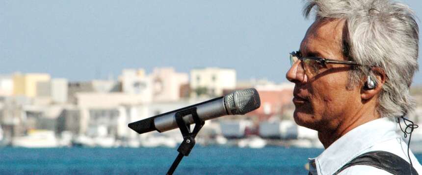Lo sbarco di Baglioni a Lampedusa costerà 800mila euro. È polemica, ma “Claudio canterà gratis” Lo sbarco di Baglioni a Lampedusa costerà 800mila euro. È polemica, ma “Claudio canterà gratis”