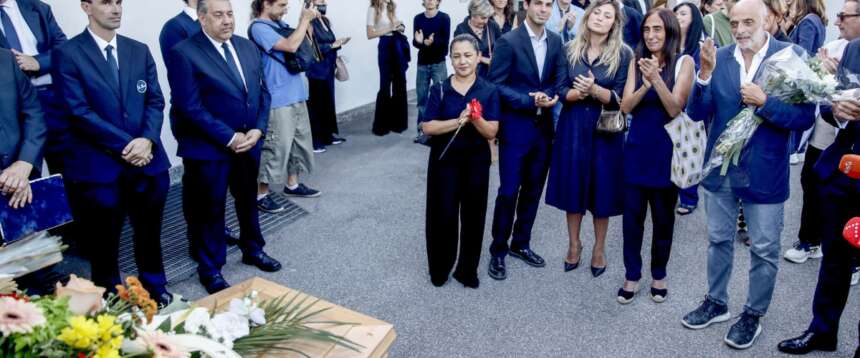 Funerali (con polemica), alle esequie di Emilio Fede grande assente la figlia maggiore Funerali (con polemica), alle esequie di Emilio Fede grande assente la figlia maggiore