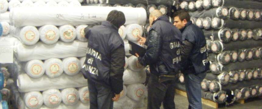 Blitz della Guardia di finanza nel “Macrolotto” di Prato: sequestrati 24mila giocattoli privi di garanzie e multato il titolare Blitz della Guardia di finanza nel “Macrolotto” di Prato: sequestrati 24mila giocattoli privi di garanzie e multato il titolare