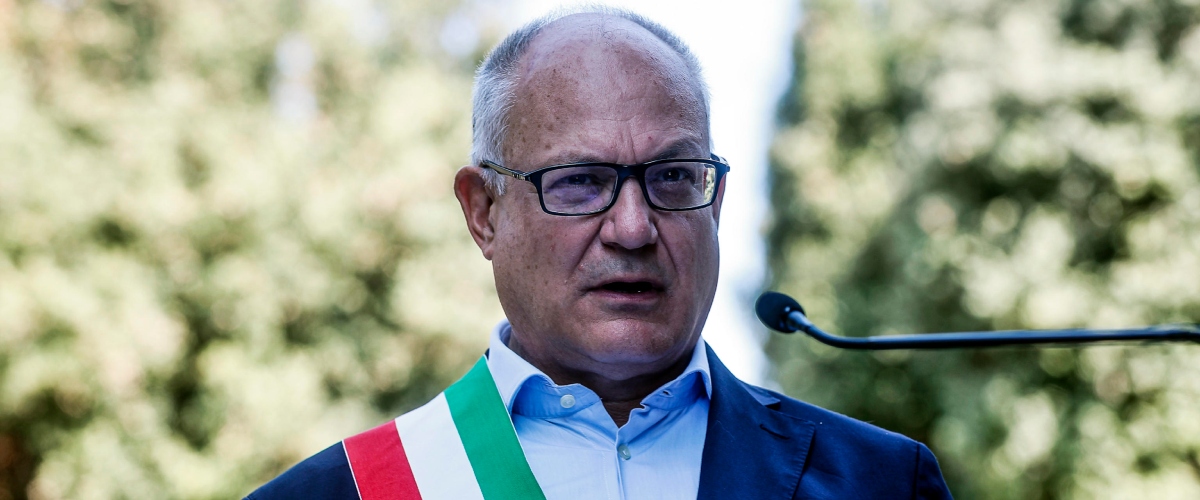 Come piazzare i migranti a casa dei romani e pure gratis. Nuova follia di Gualtieri