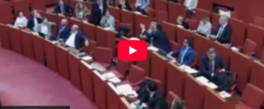 Il video del consiglio comunale di Genova durante il quale il Pd Chiarotti ha detto alla collega di FdI Bianchi: “Vi abbiamo già appeso per i piedi una volta”