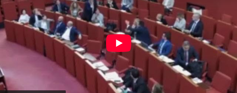 Il video del consiglio comunale di Genova durante il quale il Pd Chiarotti ha detto alla collega di FdI Bianchi: “Vi abbiamo già appeso per i piedi una volta”