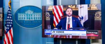 Jd Vance raccoglie il testimone di Charlie Kirk e annuncia che condurrà lui il podcast dell’attivista ucciso