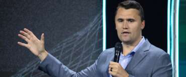 Usa, spari contro il giovane attivista di destra Charlie Kirk alla Utah University. Trump: “Preghiamo per lui”