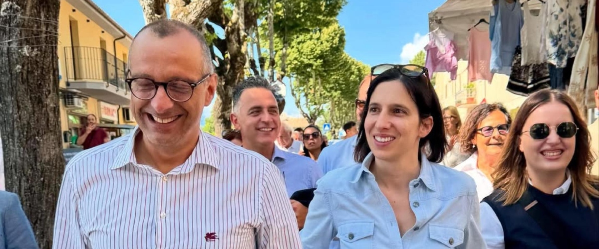 Schlein nelle Marche dice sfondoni sulla sanità. FdI insorge: “Elly ti sei fidata di Ricci, hai sbagliato” Schlein nelle Marche dice sfondoni sulla sanità. FdI insorge: “Elly ti sei fidata di Ricci, hai sbagliato”