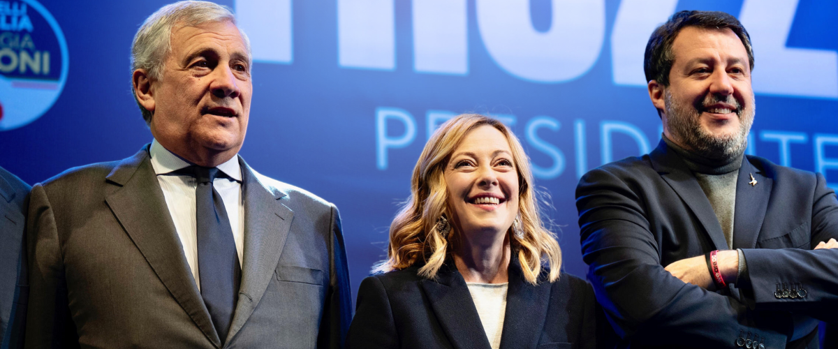 Marche, trova le differenze: Meloni, Tajani e Salvini sul palco uniti per Acquaroli. La sinistra in “campo sparso”