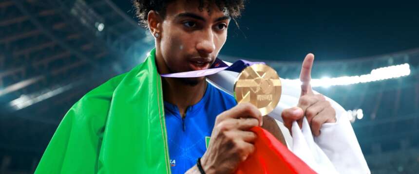 Mattia Furlani fa il salto più lungo dei Mondiali: è oro. Meloni: “Grandissima impresa” (video)
