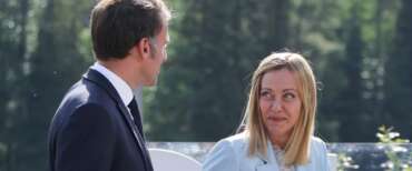 Le Figaro colpisce ancora Macron ed elogia nuovamente il governo Meloni: è un modello per l’Europa