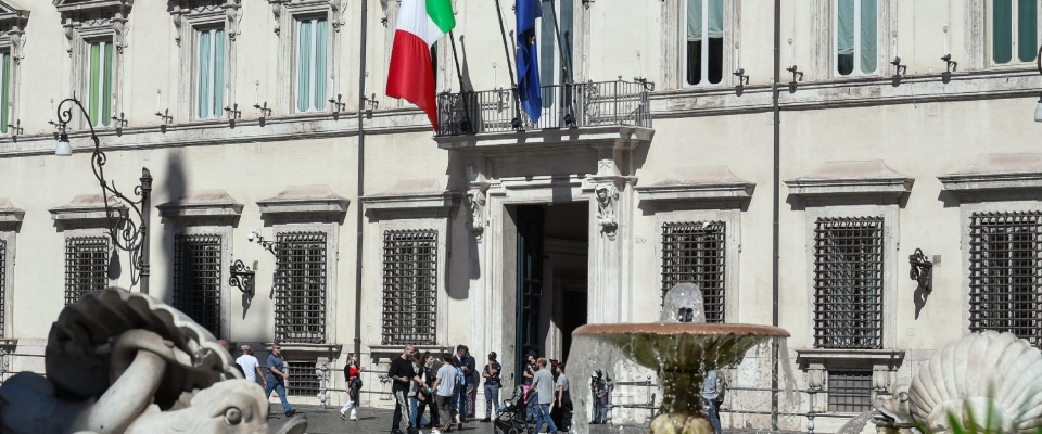 palazzo chigi fa economia e d224 il buon esempio tutti i tagli alla spesa dalle auto blu alla cancelleria